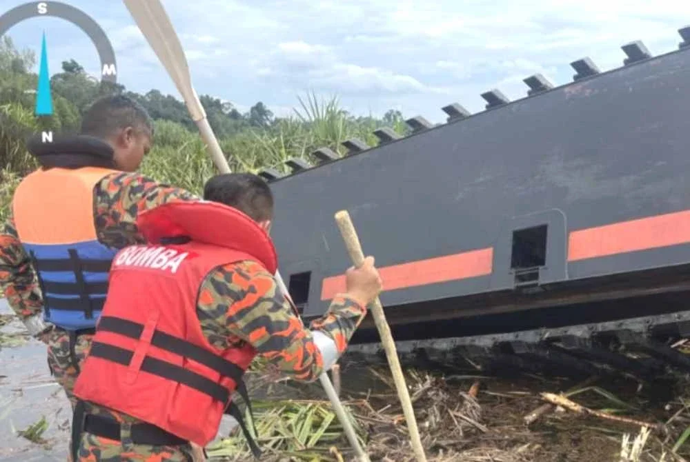 Anggota dari BBP Triang melakukan pencarian awal mangsa di sekitar jengkaut terbalik. Foto JBPM Pahang