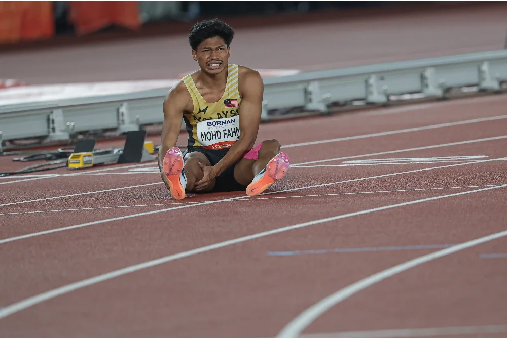 Azeem mengalami kekejangan otot ketika saingan akhir acara 100m Sukan Asia di Nagoya Jumaat lalu. - FOTO: Bernama.