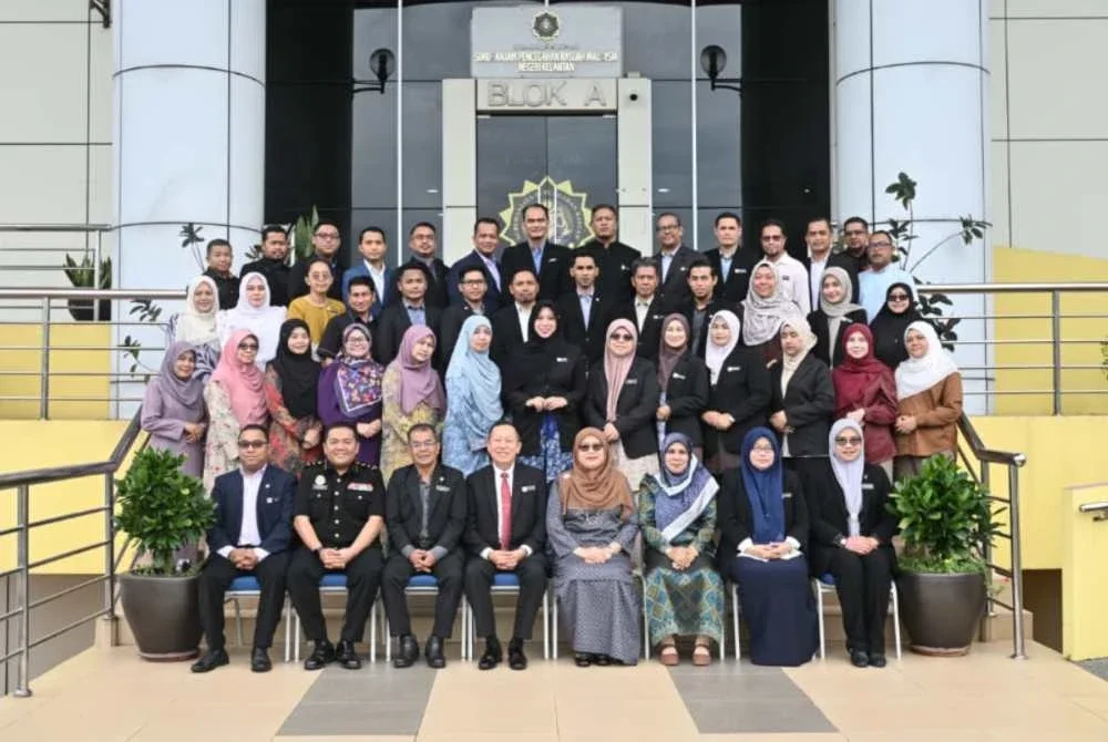 Kakitangan SPRM Kelantan bergambar bersama Abd Halim di Kota Bharu. - FOTO: SPRM