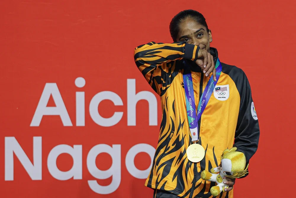 Sivasangari sebak ketika lagu Negaraku berkumandang bagi meraikan kejayaan Malaysia meraih emas acara skuasy Sukan Asia Aichi-Nagoya pada Ahad. Foto Bernama.