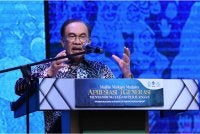 Perdana Menteri Datuk Seri Anwar Ibrahim menyampaikan ucapan semasa hadir ke Majlis Makan Malam Apresiasi 3 Generasi (WADAH, ABIM, PKPIM) di Pusat Konvensyen Bangi Avenue malam ini. Foto Bernama