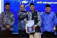 Perdana Menteri Datuk Seri Anwar Ibrahim (dua, kiri) menyampaikan Anugerah Tokoh Ummah kepada Mohd Annuar Mohd Salleh (dua, kanan) semasa hadir ke Majlis Makan Malam Apresiasi 3 Generasi (WADAH, ABIM, PKPIM) di Pusat Konvensyen Bangi Avenue malam ini. Foto Bernama