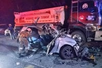 Empat lelaki maut selepas kenderaan yang dinaiki mereka terbabas dan merempuh sebuah lori yang diletakkan di bahu jalan dalam kejadian berhampiran Taman Jaya Diri Jalan Sepanggar,