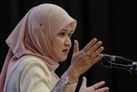 Fadhlina tampil memperincikan langkah-langkah komprehensif KPM bagi menjawab tujuh saranan radikal yang dikemukakan Pengerusi Mara, Datuk Asyraf Wajdi Dusuki berhubung isu buli di sekolah.