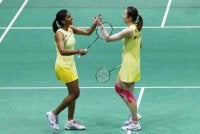 Pearly (kanan) dan Thinaah mara ke separuh akhir Sukan Asia selepas menewaskan pasangan India di Aichi pada Ahad. Foto Agensi