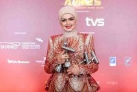 Siti Nurhaliza bersama trofi yang dimenanginya pada Anugerah Industri Muzik (AIM) ke-25 yang berlangsung di Pusat Konvensyen Borneo Kuching. Foto Bernama