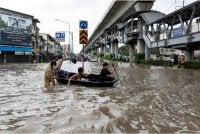 Bangkok merekodkan hampir 300 milimeter (mm) taburan hujan dalam tempoh 48 jam sehingga Sabtu menyebabkan beberapa jalan utama dinaiki air dan ditenggelami banjir. Foto AFP