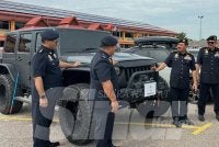 Jeep Wrangler milik usahawan wanita di Kelantan antara kenderaan mewah yang disita kerana cukai jalan tamat tempoh.
