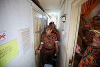 Nor Mahathir (tengah) melakukan pemeriksaan ke atas sebuah bangunan yang diubah suai menjadi bilik menerusi Operasi Bersepadu Pemeriksaan Premis 'Sarang Burung' di sekitar bandar raya Kuala Terengganu pada Ahad. Foto Bernama