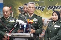 Mohd Shuhaily (tengah) pada sidang akhbar Majlis Tamat Latihan Kursus Asas Pegawai Agensi Kawalan dan Perlindungan Sempadan Malaysia (AKPS) Siri 1/2026 di Pusat Latihan Polis (Pulapol) Segamat pada Ahad.