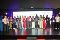 Firdaus (dua dari kiri) bergambar bersama pemenang Anugerah Festival Novel 2026.