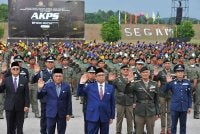 Shamsul Azri (barisan depan, tengah) pada Majlis Tamat Latihan Kursus Asas Pegawai AKPS di PULAPOL Segamat pada Ahad. 