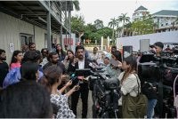 Wakil keluarga mangsa, Dr R Manivannan ketika ditemui pengamal media selepas menghadiri sesi taklimat mengenai 55 rakyat Malaysia yang masih hilang dalam kejadian banjir kilat glasier di Nepal di Wisma Putra hari ini. - Foto: Bernama