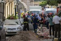 Pasukan penyelamat menjalankan tugas di lokasi sebuah bangunan lama yang runtuh sebahagiannya susulan satu letupan di kawasan Plaka, pusat bandar Athens pada 25 September 2026 - Foto: AFP