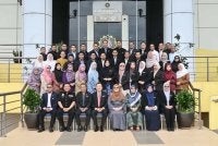 Kakitangan SPRM Kelantan bergambar bersama Abd Halim di Kota Bharu. - FOTO: SPRM
