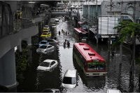 Air banjir yang bertakung di Bangkok dijangka surut dalam tempoh dua hingga tiga hari sekiranya tiada hujan lebat berterusan - Foto: AFP