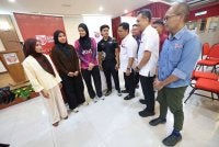 Dr Arifin (lima dari kiri) beramah bersama Siti Nur Hidayatul Akhma (tiga dari kiri) dan Alia Batrisya (kiri) sempena kemasukan pelajar baharu UPM sesi akademik 2026/2027. - FOTO: UPM.