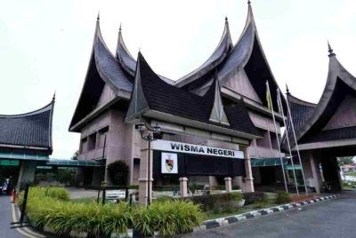 Demokrasi secara tidak rasmi telah mati di Negeri Sembilan apabila SUK memilih mewartakan titah Tuanku Muhriz menarik semua perkenan ke atas Ahli Majlis Mesyuarat Kerajaan Negeri (Exco) sekali gus membubarkan MMKN. Foto hiasan