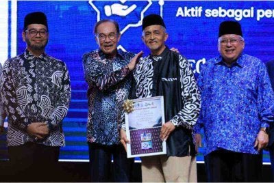 Perdana Menteri Datuk Seri Anwar Ibrahim (dua, kiri) menyampaikan Anugerah Tokoh Ummah kepada Mohd Annuar Mohd Salleh (dua, kanan) semasa hadir ke Majlis Makan Malam Apresiasi 3 Generasi (WADAH, ABIM, PKPIM) di Pusat Konvensyen Bangi Avenue malam ini. Foto Bernama