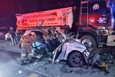Empat lelaki maut selepas kenderaan yang dinaiki mereka terbabas dan merempuh sebuah lori yang diletakkan di bahu jalan dalam kejadian berhampiran Taman Jaya Diri Jalan Sepanggar,