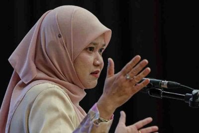 Fadhlina tampil memperincikan langkah-langkah komprehensif KPM bagi menjawab tujuh saranan radikal yang dikemukakan Pengerusi Mara, Datuk Asyraf Wajdi Dusuki berhubung isu buli di sekolah.