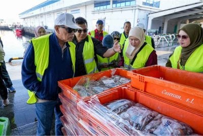 Wan Rosdy bersama delegasi ketika mengadakan lawatan kerja ke Anfaco-Cytma Vigo, Sepanyol, bagi meninjau dengan lebih dekat perkembangan industri perikanan serta pemprosesan hasil laut di negara berkenaan. Foto Facebook Wan Rosdy Wan Ismail