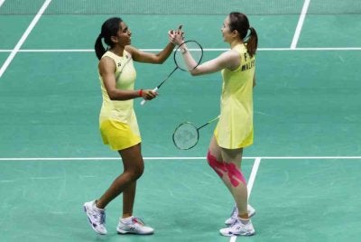 Pearly (kanan) dan Thinaah mara ke separuh akhir Sukan Asia selepas menewaskan pasangan India di Aichi pada Ahad. Foto Agensi