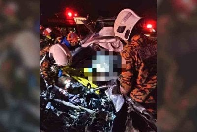 Kenderaan tersebut dipercayai hilang kawalan sebelum terbabas ke kiri jalan dan melanggar sebuah lori serta Perodua Aruz.