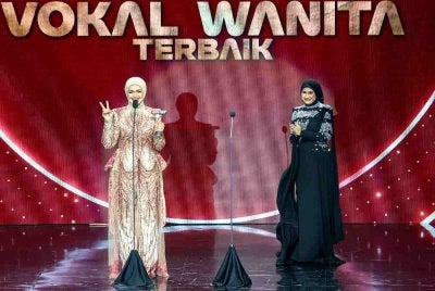 Siti Nurhaliza (kiri) memenangi anugerah Vokal Wanita Terbaik pada malam Anugerah Industri Muzik (AIM) ke-25 yang berlangsung di Pusat Konvensyen Borneo Kuching. Foto Bernama