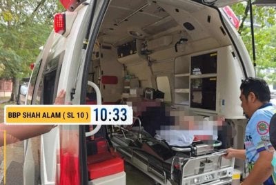Seorang pemandu MPV Toyota Avanza cedera selepas kenderaan dipandu terbabas dan melanggar pokok Seksyen 31 Persiaran Anggerik Vanilla, Kota Kemuning di Shah Alam pada Ahad. Foto: JBPM SELANGOR