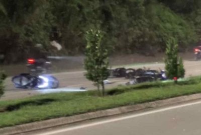 Tangkap layar video tular kemalangan membabitkan tiga motosikal berhampiran Terminal Sentral Kuantan (TSK), Jalan Pintasan Kuantan awal pagi Ahad.