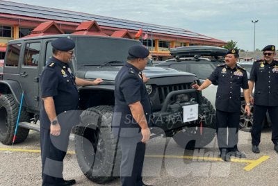 Jeep Wrangler milik usahawan wanita di Kelantan antara kenderaan mewah yang disita kerana cukai jalan tamat tempoh.
