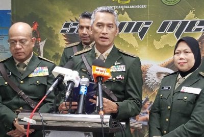 Mohd Shuhaily (tengah) pada sidang akhbar Majlis Tamat Latihan Kursus Asas Pegawai Agensi Kawalan dan Perlindungan Sempadan Malaysia (AKPS) Siri 1/2026 di Pusat Latihan Polis (Pulapol) Segamat pada Ahad.