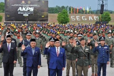 Shamsul Azri (barisan depan, tengah) pada Majlis Tamat Latihan Kursus Asas Pegawai AKPS di PULAPOL Segamat pada Ahad. 