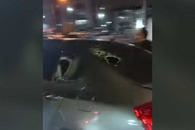 Tangkap layar rakaman video tular memaparkan pengadu disyaki dipukul tiga individu di Ampang Jaya pada Sabtu.