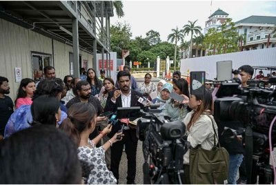 Wakil keluarga mangsa, Dr R Manivannan ketika ditemui pengamal media selepas menghadiri sesi taklimat mengenai 55 rakyat Malaysia yang masih hilang dalam kejadian banjir kilat glasier di Nepal di Wisma Putra hari ini. - Foto: Bernama