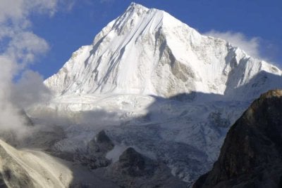 Gunung Himlung setinggi 7,126 meter yang terletak berhampiran sempadan Tibet dilanda salji lebat selama beberapa hari sebelum runtuhan salji berlaku. Foto Agensi