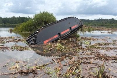 Keadaan jengkaut yang terbalik ketika melakukan kerja pembersihan di Tasik Bera. Foto JBPM Pahang