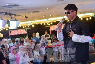 Hussain pada sesi 'Meet and Greet' bersama peminat ketika Festival Novel 2026 di Karangkraf, Shah Alam pada Ahad.