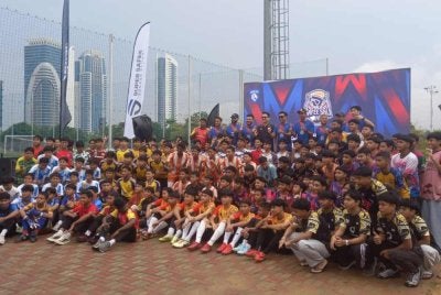 Safee bersama lebih 160 pemain yang menyertai Kejohanan Bola Sepak Belia B-16 Piala Safee Sali di Putrajaya pada Ahad.