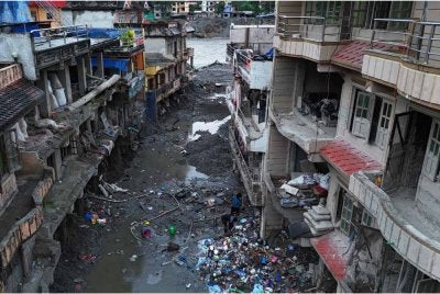 Sekurang-kurangnya 21 orang terkorban manakala lebih daripada 12 lagi dilaporkan hilang selepas kejadian banjir dan tanah runtuh akibat hujan lebat melanda beberapa bahagian di India dan Nepal sejak dua hari lepas - Foto: AFP