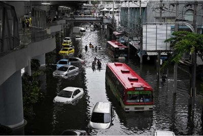 Air banjir yang bertakung di Bangkok dijangka surut dalam tempoh dua hingga tiga hari sekiranya tiada hujan lebat berterusan - Foto: AFP