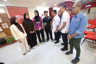 Dr Arifin (lima dari kiri) beramah bersama Siti Nur Hidayatul Akhma (tiga dari kiri) dan Alia Batrisya (kiri) sempena kemasukan pelajar baharu UPM sesi akademik 2026/2027. - FOTO: UPM.