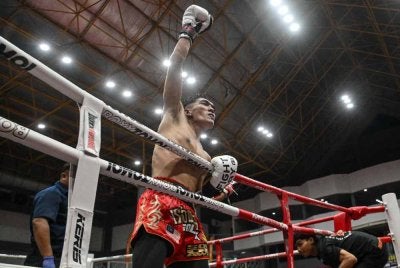Sharudin berjaya mengungguli kategori 52 kg selepas menumpaskan Mohd Ikhwan dari Gorilla Muay Thai pada Kejohanan Kuda Merah International Muay Thai Challenge 2026 di Stadium Titiwangsa hari ini. - Foto: Bernama
