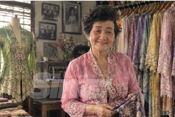 Mek Yong yang tetap mencintai kebaya walaupun sudah lagi tidak menjahit pakaian itu. Foto: SINAR HARIAN/ADILA SHARINNI WAHID
