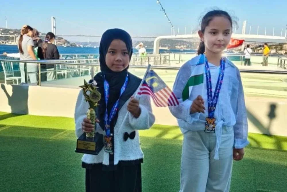 Aisya Azzahra bergambar bersama peserta luar negara.