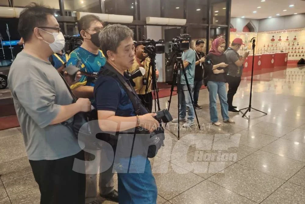 Tiada keputusan rasmi hasil pertemuan kira-kira tiga jam itu diumumkan kepada umum sehingga malam Ahad.