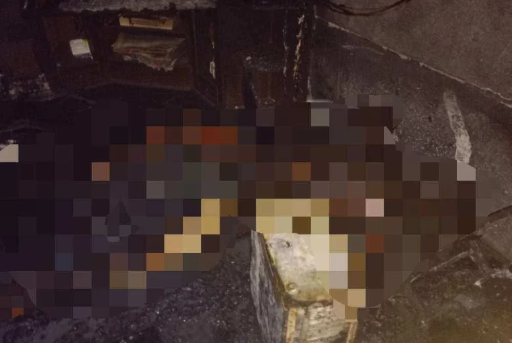 Pasukan penyelamat menemui mayat seorang warga emas ditemui di bahagian ruang tamu rumah yang terbakar. Foto: Bomba Pahang