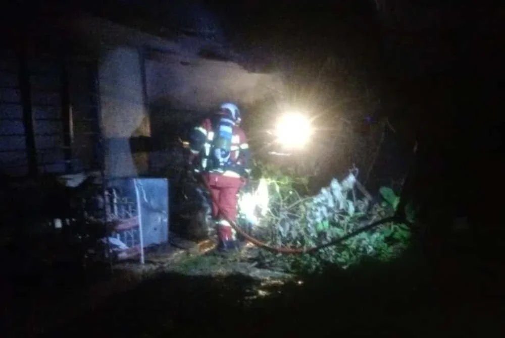 Anggota bomba BBP Raub bertungkus-lumus mengawal dan memadamkan kebakaran yang melibatkan sebuah rumah separuh kekal di Kampung Kuala Dong, Raub. Foto: Bomba Pahang