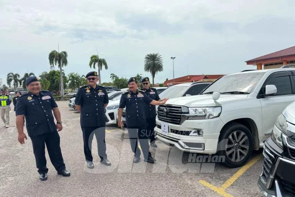 Muhammad Kifli (dua dari kanan) melihat Land Cruiser yang disita kerana cukai jalan tamat tempoh. Foto SINAR HARIAN / ADILA SHARINNI WAHID
